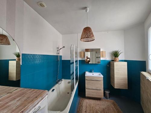 une salle de bain avec une baignoire, une douche et un lavabo dans l'établissement Maison de location hypercentre, à La Tranche-sur-Mer