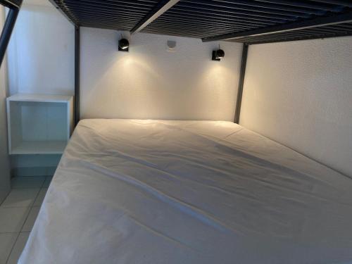 Ένα ή περισσότερα κρεβάτια σε δωμάτιο στο Le Cocon du Hameau rdj cloturé Cap Esterel