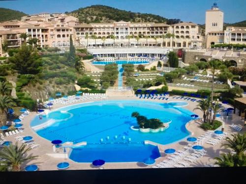 Πισίνα στο ή κοντά στο Le Cocon du Hameau rdj cloturé Cap Esterel