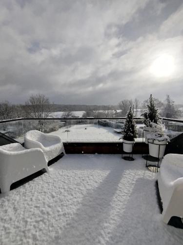 冬のPenthouse avec vue - Durbuy - Hotton - La Roche en Ardennes - Han sur Lesse - Lumineux - Terrasses - Parking - Grand jardinの様子