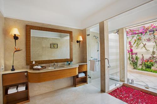 bagno con doccia, lavandino e specchio di The Oberoi Beach Resort, Sahl Hasheesh a Hurghada