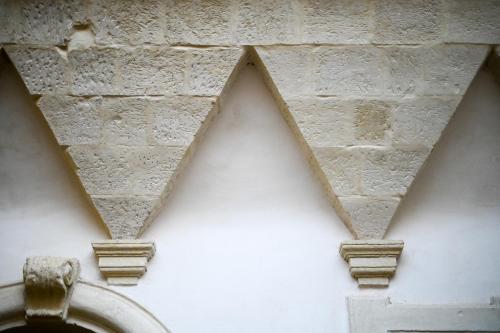 a triangle on the side of a building at Dimora S.Vito in Lequile