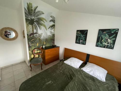 une chambre avec un lit, un bureau et une chaise dans l'établissement Casabella 3 chambres, à Cervione