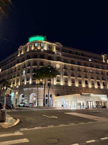 un bâtiment avec un dôme vert en haut dans l'établissement Cannes Croisette Miramar escape, à Cannes