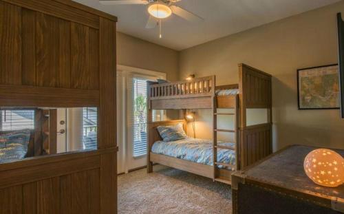 En eller flere senge i et værelse på Poolside Cottage 33