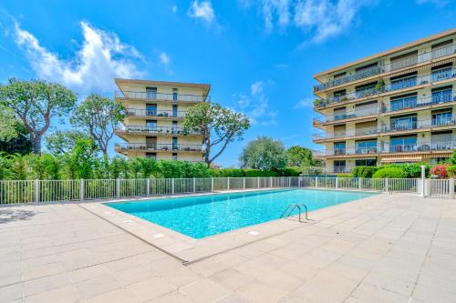 une piscine devant un immeuble dans l'établissement Studio Vue mer Parking Clim, à Nice