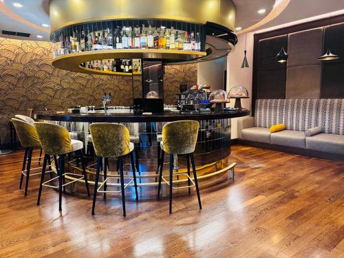 Khu vực lounge/bar tại Crowne Plaza Rome St. Peter's by IHG