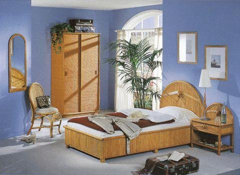 - une chambre avec un lit, une table et une chaise dans l'établissement Hotel Hansen, à Heinsberg