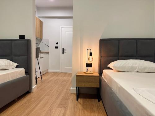 Postel nebo postele na pokoji v ubytování Lidia Apartments Sarande