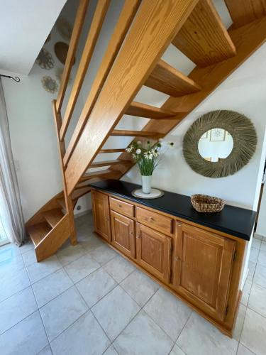 un escalier avec un miroir et un comptoir dans une pièce dans l'établissement Casabella 3 chambres, à Cervione