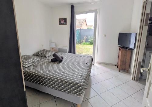 une chambre avec un lit avec un ours en peluche dessus dans l'établissement Les Jardins de Montéglin - F2 avec jardin, à Montéglin