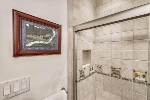 Lovely Aspen Condo with Mountain Views & Hot Tub photo 3