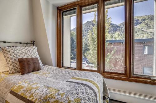 Lovely Aspen Condo with Mountain Views & Hot Tub photo 2