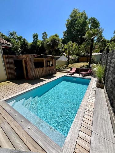 Photo de la galerie de l'établissement Maison de Ville avec Piscine et Jardin à Bayonne, à Bayonne