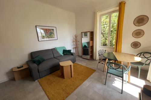 un salon avec un canapé et une table dans l'établissement Studio cosy en coeur de ville, à Ajaccio