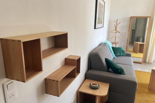 un salon avec un canapé et une table dans l'établissement Studio cosy en coeur de ville, à Ajaccio