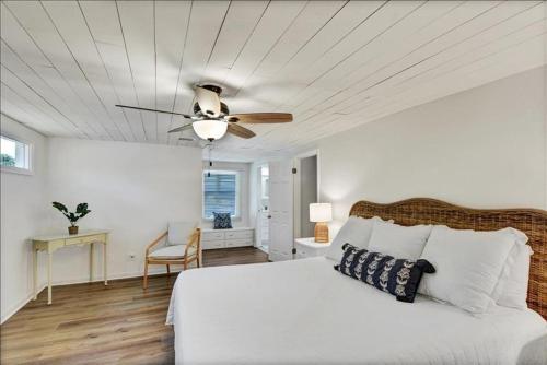 ein Schlafzimmer mit einem Bett und einem Deckenventilator in der Unterkunft Casa Blanca Cottage in Jekyll Island