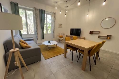 un salon avec un canapé et une table dans l'établissement T2 cossu et calme en plein coeur d'Ajaccio, à Ajaccio