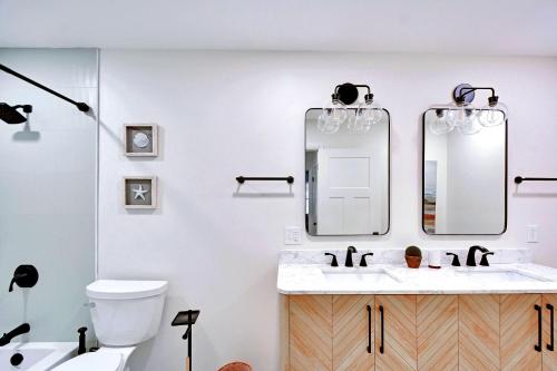 ein Badezimmer mit Waschbecken und Spiegel in der Unterkunft A Wave From It All in Jekyll Island