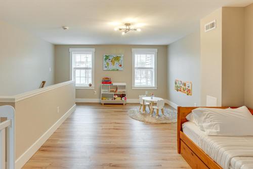 Postel nebo postele na pokoji v ubytování Family-Friendly Townhome with Patio in Columbia!