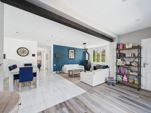 - une salle à manger et un salon avec une table et un canapé dans l'établissement Villa familiale et confortable - Piscine Privée - idéalement située entre Bordeaux et le Bassin d'Arcachon, à Marcheprime