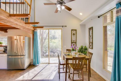 Dapur atau dapur kecil di Walk to Riverfront Beach Kernville Escape