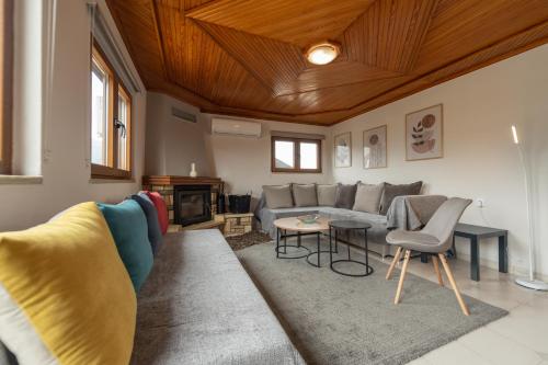 a living room with a couch and a table at Sofita Ioannina Eleousa in Eleoúsa