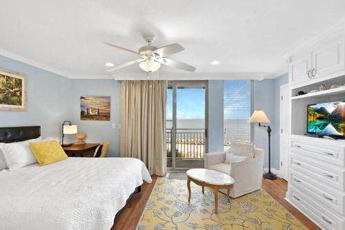 ein Schlafzimmer mit Bett und Blick auf das Meer in der Unterkunft Villa 103 Drift on Inn in Jekyll Island