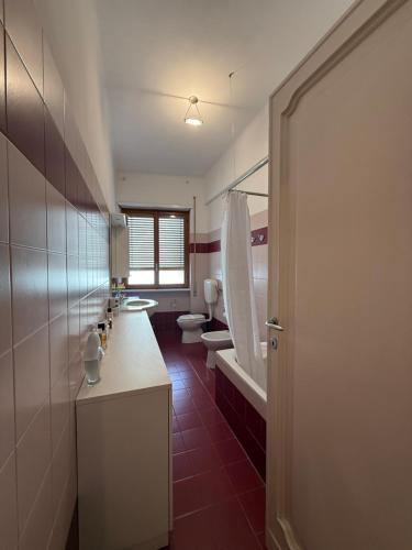 Un baño con dos lavabos, un inodoro y una bañera. en Dama St Peter Rooms, en Roma