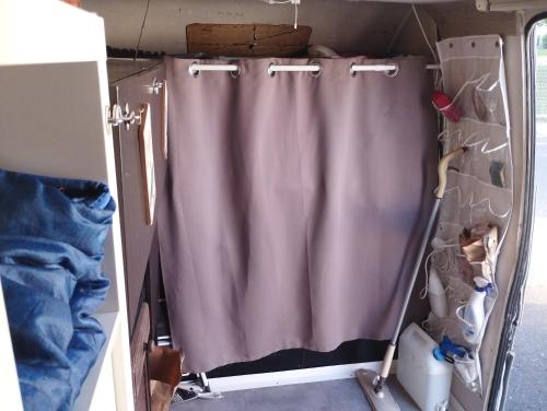 un rideau de douche dans une petite pièce avec un rideau dans l'établissement Van aménagé 3 couchages sans SANITAIRE proche de la plage, à Mauguio