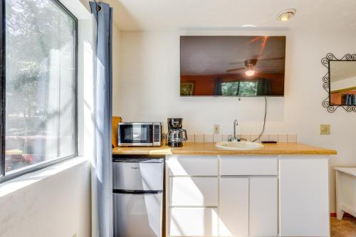 Una cocina o zona de cocina en Across From Hiking Trails Woodsy Studio!