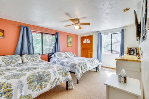 Un dormitorio con dos camas y un ventilador de techo. en Across From Hiking Trails Woodsy Studio!, en Idyllwild