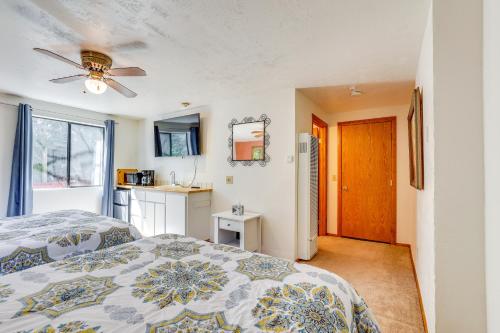 Cama o camas de una habitación en Across From Hiking Trails Woodsy Studio!