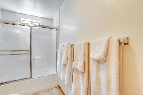 Un baño de Across From Hiking Trails Woodsy Studio!