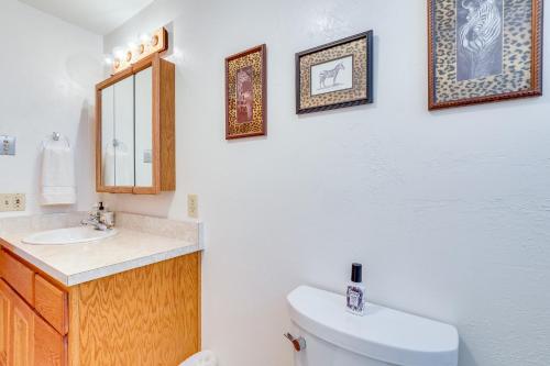 Un baño de Across From Hiking Trails Woodsy Studio!