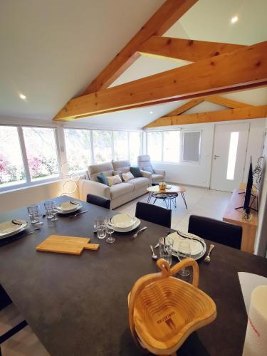 un salon avec une table et un canapé dans l'établissement L'orée du Lac Calme et détente, à Thonon-les-Bains