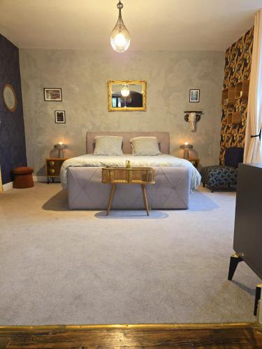 a bedroom with a large bed and a table at La Casa Mora Grande in Asson
