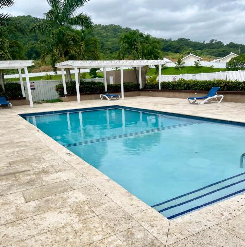 Der Swimmingpool an oder in der Nähe von Sunny-Shore Hideaway