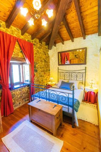 a bedroom with a bed and a wooden ceiling at La Casa de Adriana in Baró