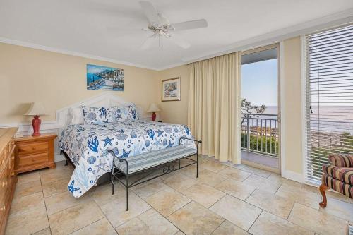 une chambre avec un lit et une vue sur l'océan dans l'établissement Villa 379, à Île de Jekyll