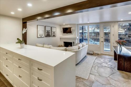 Φωτογραφία από το άλμπουμ του Stunning Ski In-Ski Out Condo with Pool & Hot Tub στο Άσπεν
