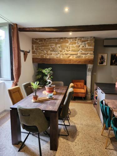 a dining room with a wooden table and chairs at La Casa Mora Grande in Asson