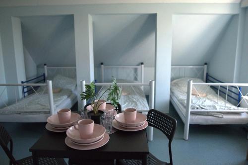 a room with a table and two bunk beds at Lawendowa Przystań - Dolina Baryczy in Ujeździec Mały