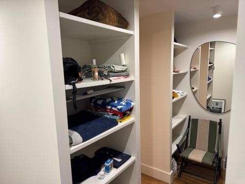 - un dressing avec des étagères et un miroir dans l'établissement Cabanon Régina, à Lège-Cap-Ferret