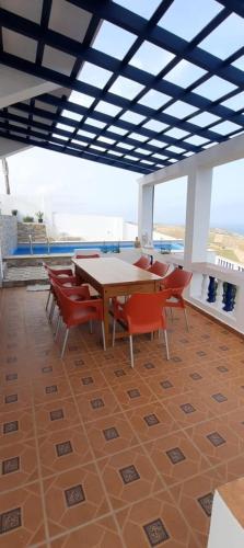 a dining room with a table and chairs at Blue ocean villa in Asilah