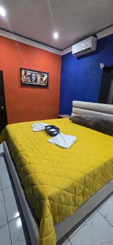 En eller flere senge i et værelse på Casa azul con Generador electrico , Piscina y jacuzzi