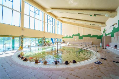 Piscina en o cerca de ÁTRIUM Apartman Kaposvár