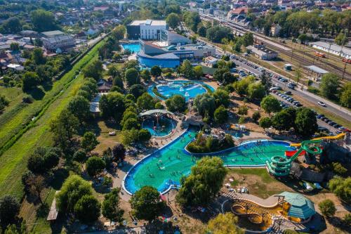 Piscina en o cerca de ÁTRIUM Apartman Kaposvár