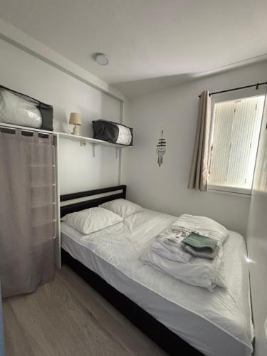 une chambre avec un lit et une fenêtre dans l'établissement Résidence Aigue Marine Front de Mer, au Cap d'Agde