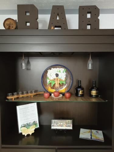 a shelf with a painting of a woman on it at Luxos Casa Residencial Privada in San Miguel Contla